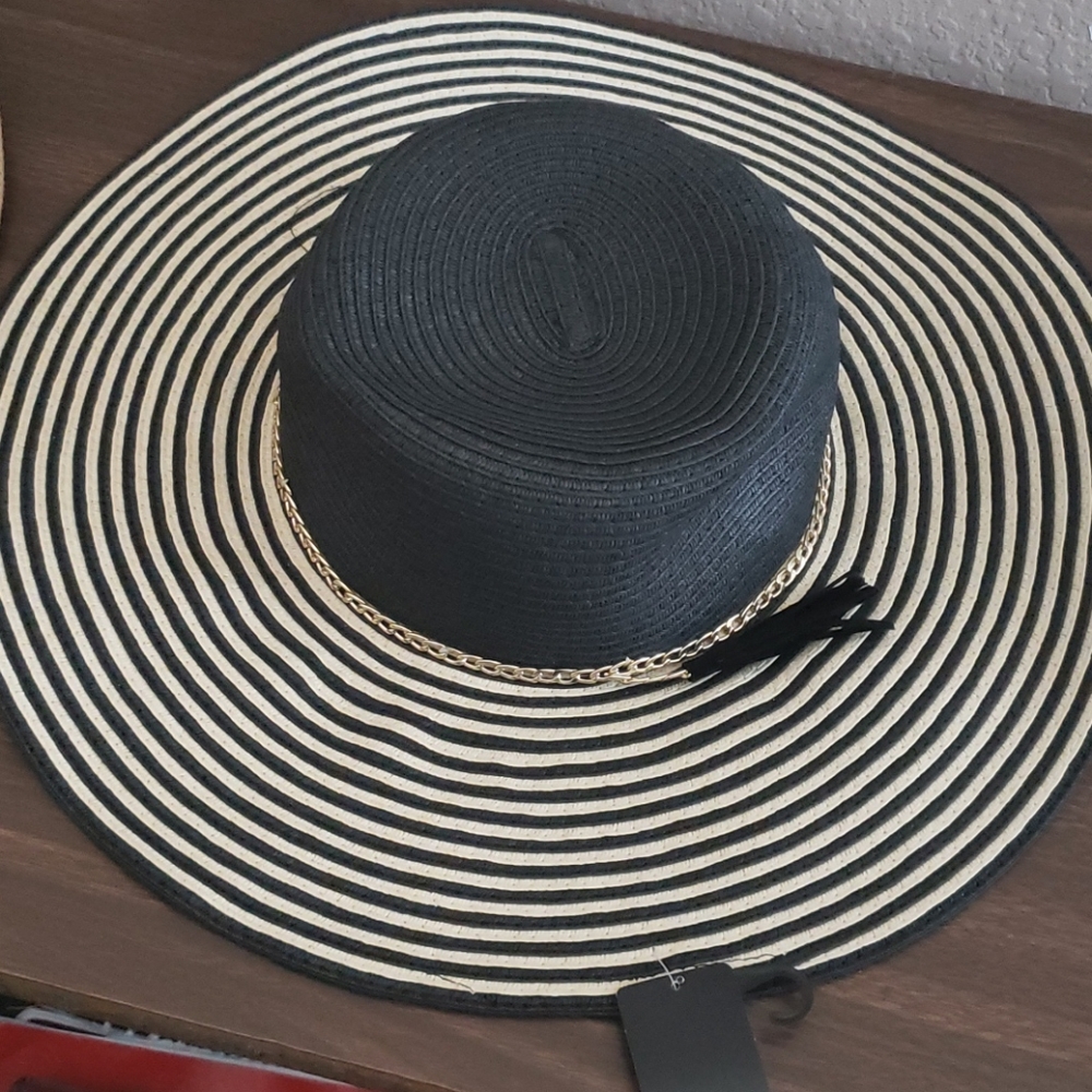 2 women's straw hats